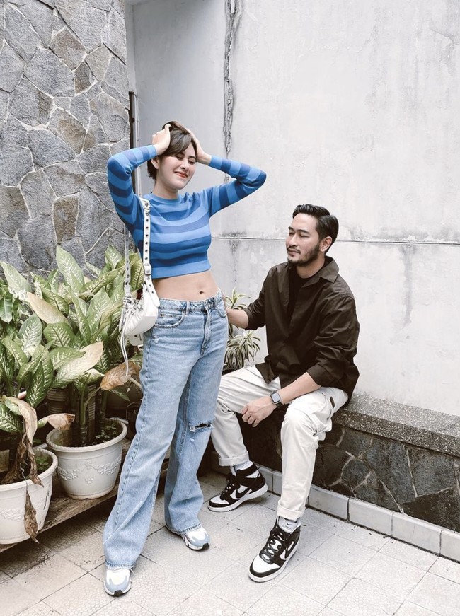 Di tengah kesibukan bekerja dan mengurus anak, pasangan ini sebisa mungkin memiliki quality time berdua. Romantic-dinner biasanya menjadi andalan. (Foto: Instagram/@syahnazs)