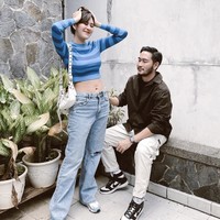 Di tengah kesibukan bekerja dan mengurus anak, pasangan ini sebisa mungkin memiliki quality time berdua. Romantic-dinner biasanya menjadi andalan. (Foto: Instagram/@syahnazs)