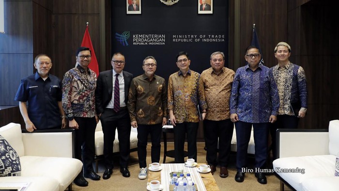 Momen Zulhas Sambut Ketum Kadin di Markas Kemendag Momen Zulhas Sambut Ketum Kadin di Markas Kemendag