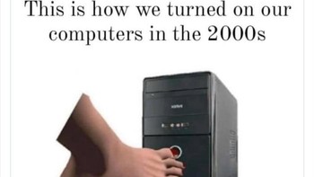Begini cara menyalakan komputer di tahun 2000-an. Foto: NostalgiaFolder via Bored Panda  