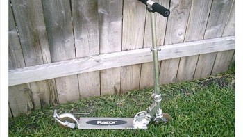 Sudah jarang yang pakai scooter. Foto: NostalgiaFolder via Bored Panda