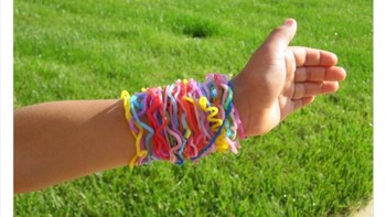 Gelang paling terkenal pada masanya. Yang punya otomatis jadi anak gaul. Foto: NostalgiaFolder via Bored Panda