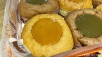 Tekstur donatnya terasa empuk dan juga lembut dalam satu gigitan. Rasa donatnya manis pas, ketika ditambah dengan flan varian original manisnya pun tetap tidak berlebih. Foto: detikcom/Riska Fitria