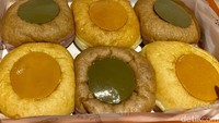Butuh waktu 1-2 bulan bagi Jevin untuk menemukan resep yang pas atau manisnya tidak berlebihan. Begitu juga dengan adonan donatnya, agar tidak rusak ketika diisi dengan flan. Foto: detikcom/Riska Fitria