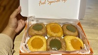Donat yang banyak orang tahu adalah bentuknya bundar dan di tengahnya bolong. Namun, donat flan disini tidak ada lubang di bagian tengahnya, tetapi isian flannya. Foto: detikcom/Riska Fitria