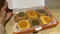 Saat mengisi flan ke dalam adonan donat itulah yang menjadi tantangan tersendiri bagi Jevin. Sebab, ia dan beberapa karyawannya harus melakukan secara manual dan satu per haru. Foto: detikcom/Riska Fitria