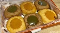 Donat flan di sini ukurannya diameter 9 cm. Ada dua varian, yakni original dan ube. Satu donatnya dibanderol sekitar Rp 12.500, untuk setengah lusin dibanderol Rp 149.000 dan satu lusin Rp 240.000. Foto: detikcom/Riska Fitria