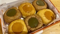 Ada sensasi rasa pahit karamel dari flannya yang begitu lembut. Kemudian untuk varian ubenya juga tak kalah enak. Rasa ubenya tak hanya pada flannya, tetapi juga pada adonan donatnya. Foto: detikcom/Riska Fitria