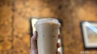 Di gerai ini, Jevin juga menawarkan menu kopi yang lebih dulu ada. Setelah berhasil menciptakan resep flan yang pas, Jevin tak hanya pakai untuk donatnya saja, tetapi juga pada menu kopinya. Foto: detikcom/Riska Fitria