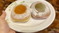 Jevin mengatakan bahwa tak mudah untuk membuat donat flan. Ia membuat semua adonannya sendiri, termasuk adonan flannya. Pada dasarnya flan terbuat dari susu kental manis dan kuning telur. Foto: detikcom/Riska Fitria