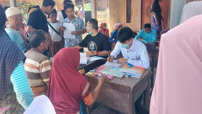 Ombudsman NTB melakukan pendataan warga Meang yang belum memiliki dokumen kependudukan, Selasa (20/6/2023). Foto: Warga Meang Sekotong.