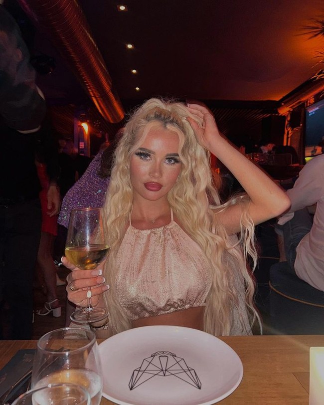 Bagaimana nasib Orla? Wanita itu sudah mengakui perbuatannya dan diputuskan bersalah atas berbagai tindakan stalking pada 2022. Sempat terancam 10 tahun penjara tapi akhirnya baru-baru ini pengadilan memutuskan bahwa model tersebut hanya dijatuhi hukuman 12 minggu yang ditangguhkan selama 18 bulan dan diminta membayar para korbannya total £ 1.100 (Rp 20 jutaan) sebagai kompensasi.Foto: Instagram