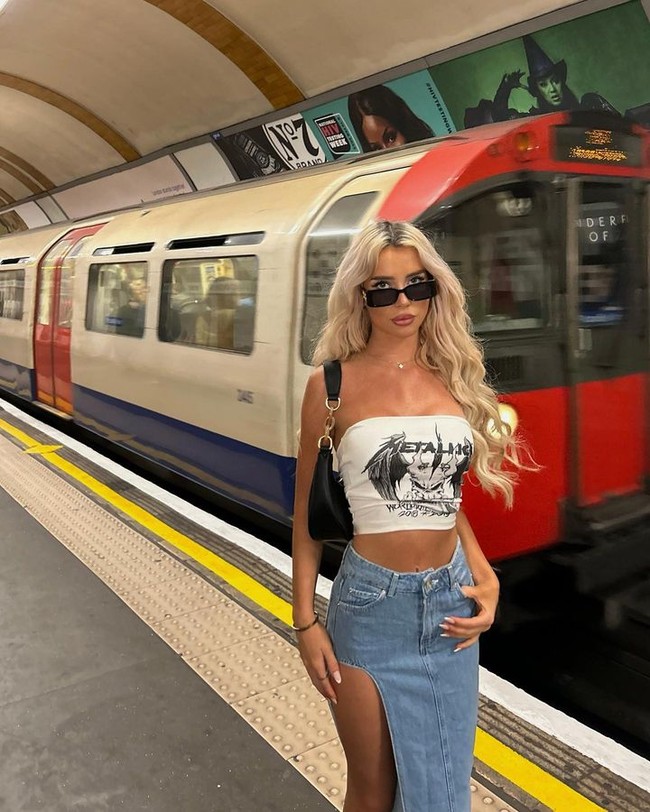 Billy Gilmour yang ikut diteror pun sampai menghapus semua teman dan keluarga dari Instagram agar tidak diganggu oleh Orla. Ia mengaku jadi menderita gangguan tidur dan harus minum pil yang mempengaruhi performanya sebagai pemain bola.Foto: Instagram