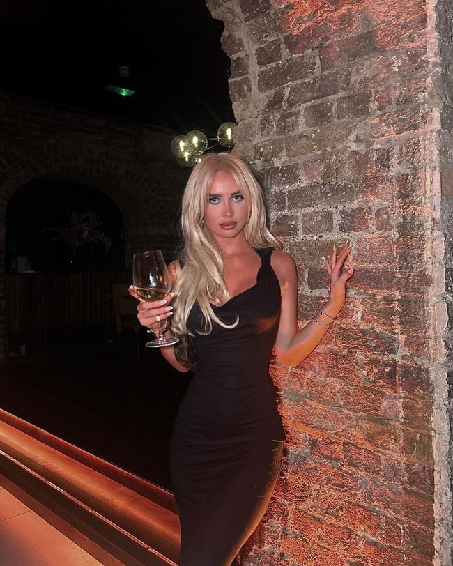 Orla Sloan beberapa kali dipanggil ke pengadilan karena kasus stalking sejak Juni 2022. Hal itu berawal ketika ia diundang ke pesta di rumah Ben Chilwell melalui DM Instagram. Foto: Instagram