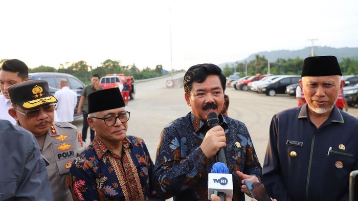 Hadi Tjahjanto memberikan keterangan pada awak media saat mengunjungi lokasi pembangunan jalan Tol Padang-Sicincin pada Selasa (12/06/2023). Dokumen Kementerian ATR/BPN
