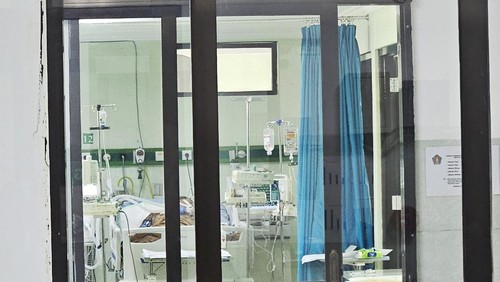 Pasein meningitis dengan kondisi kritis menjalani perawatan intensif di ruang ICU RSUD Klungkung, Rabu (21/6/2023). (Putu Krista/detikBali)