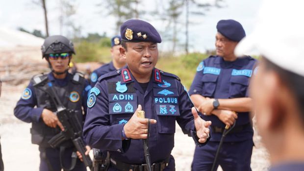 Pasukan PSDKP KKP menyetop permanen penambangan pasir Pulau Rupat. (Dok. PSDKP KKP)