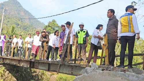 Peletakan batu pertama pembangunan jembatan Tukad Tembau Cekung oleh Pj Bupati Buleleng Ketut Lihadnyana, Rabu (21/6/2023). (Made Wijaya Kusuma/detikBali)
