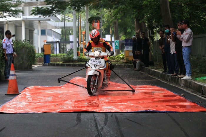 (Ki-Ka) Nursal Ramadhan, Sekjen Road Safety Association; Komisaris Besar Polisi Aries Syahbudin, Kasubdit Audit dan Inspeksi Direktorat Keamanan dan Keselamatan, Korps Lalu Lintas Polri; Sapril, Subdit Promosi dan Kemitraan Keselamatan, Direktorat Sarana Transportasi Jalan – Dirjen Perhubungan Darat, Kementerian Perhubungan dan Adrianto Wiyono, Technical Committee ASEAN NCAP dalam acara Focus Group Discussion mengenai keselamatan berkendara bagi pengendara sepeda motor yang diselenggarakan oleh Road Safety Association (RSA) di Jakarta, Rabu (21/6/2023).