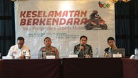 (Ki-Ka) Nursal Ramadhan, Sekjen Road Safety Association; Komisaris Besar Polisi Aries Syahbudin, Kasubdit Audit dan Inspeksi Direktorat Keamanan dan Keselamatan, Korps Lalu Lintas Polri; Sapril, Subdit Promosi dan Kemitraan Keselamatan, Direktorat Sarana Transportasi Jalan – Dirjen Perhubungan Darat, Kementerian Perhubungan dan Adrianto Wiyono, Technical Committee ASEAN NCAP dalam acara Focus Group Discussion mengenai keselamatan berkendara bagi pengendara sepeda motor yang diselenggarakan oleh Road Safety Association (RSA) di Jakarta, Rabu (21/6/2023). 