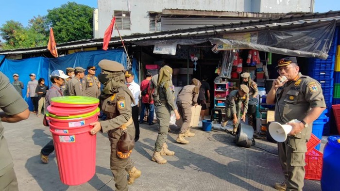 Penertiban PKL di Jatinegara, Jaktim, Rabu (21/6/2023).