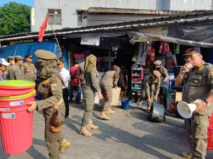 Satpol PP Tertibkan PKL di Pinggir Jalan Kawasan Jatinegara Jaktim