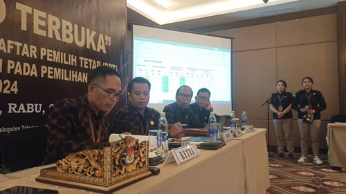 Ketua KPU Tabanan I Putu Gede Weda Subawa (kiri) menandatangani berita acara pleno penetapan DPT Pemilu 2024, Rabu (21/6/2023).