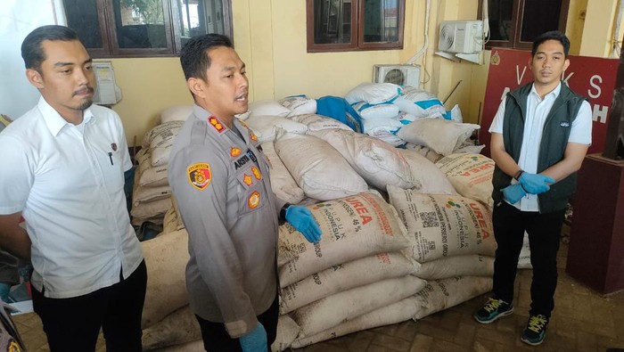 Penimbunan pupuk subsidi Probolinggo