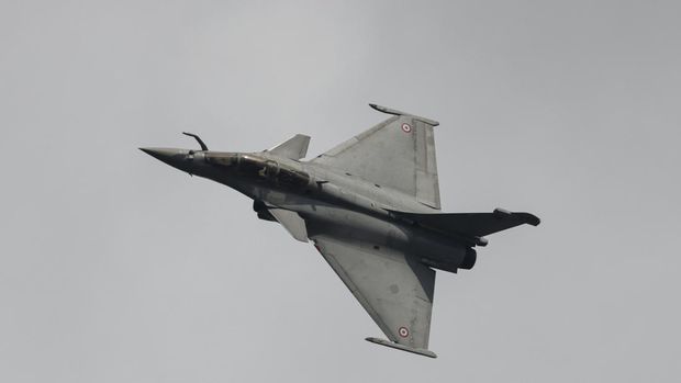 Peswat tempur Rafale di Pair Air Show 2023. (AP Photo/Lewis Joly)