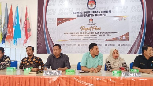 Ketua dan anggota Komisioner KPU Dompu tengah melakukan rapat pleno terbuka di kantor KPU.