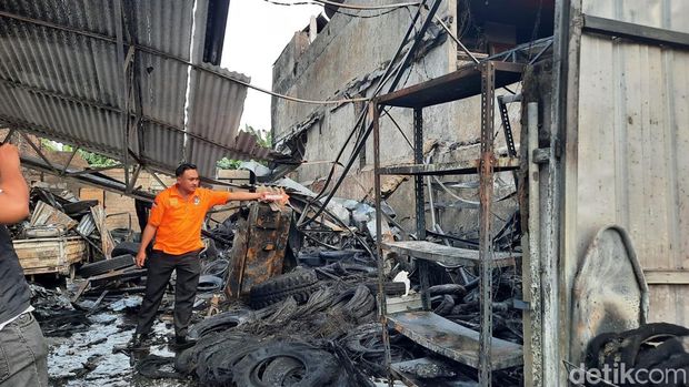 Polisi melakukan olah TKP di lokasi bengkel ban kebakaran di Jatinegara, Jakarta Timur.