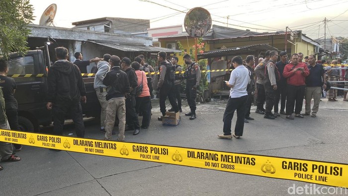 Polisi melakukan olah TKP di lokasi pembunuhan di Sukmajaya, Depok.