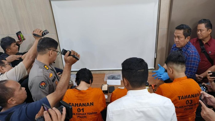 Polisi membongkar kasus bos kafe mayatnya mengapung di Sungai Kapuas dibunuh 3 wanita lesbian yang merupakan pekerja di kafe korban. Dokumen Istimewa