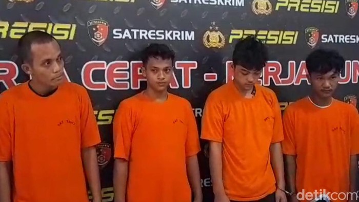 Polisi menangkap empat perampok driver taksi online di Medan.
