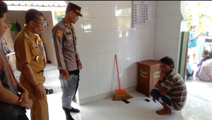 Polisi saat mengecek kondisi kotak infak yang dibobol maling di Masjid Al-Fadhilah, Banguncipto, Sentolo, Kulon Progo, Senin (19/6/2023).