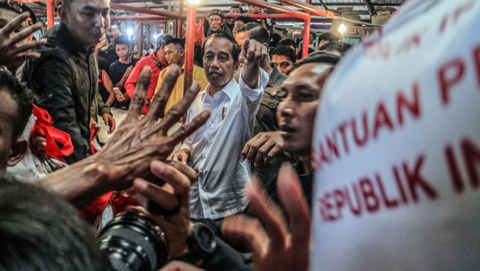 Presiden Joko Widodo menyapa warga saat membagikan Bantuan Langsung Tunai (BLT) kepada pedagang di Pasar Tohaga Parung, Kabupaten Bogor, Jawa Barat, Rabu (21/6/2023). Dalam kunjungan kerjanya Presiden membagikan sekitar 800 BLT serta paket sembako ke pedagang yang diharapkan dapat menambah modal para pedagang. ANTARA FOTO/Yulius Satria Wijaya/hp.