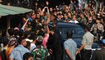 Potret Jokowi Bagi-bagi BLT dan Sembako di Pasar Tohaga Parung