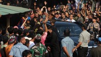 Dalam kunjungan kerjanya Presiden membagikan sekitar 800 BLT serta paket sembako ke pedagang yang diharapkan dapat menambah modal para pedagang.  
