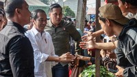 Presiden Joko Widodo menyapa warga saat membagikan Bantuan Langsung Tunai (BLT) kepada pedagang di Pasar Tohaga Parung, Kabupaten Bogor, Jawa Barat, Rabu (21/6/2023). 