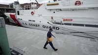 The U.S. Coast Guard Cutter Warren Deyampert berlabuh sesaat sebelum melakukan pencarian kapal selam wisata Titanic yang hilang. Penjaga Pantai AS mengatakan kendaraan yang dioperasikan dari jarak jauh (ROV) dikerahkan di bawah air di dekat tempat pesawat Kanada merekam kebisingan menggunakan pelampung sonar pada hari Selasa dan Rabu tetapi belum menemukan tanda-tanda keberadaan Titan. Action Aviation/AP