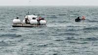 Dalam foto yang dirilis oleh Action Aviation, kapal selam Titan dipersiapkan untuk menyelam dalam ekspedisi ke Titanic pada Minggu (18/6/2023).