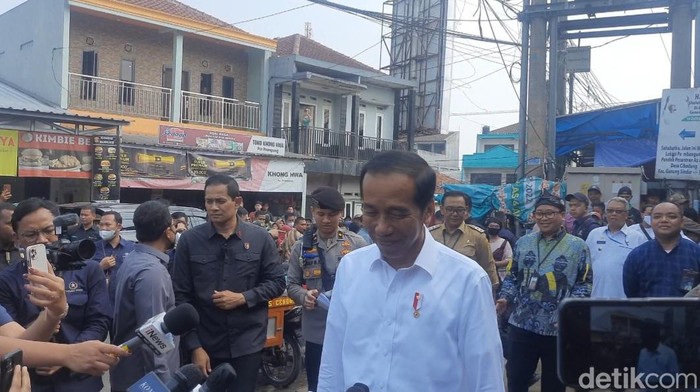 Presiden Jokowi saat mendapatkan ucapan ulang tahun selepas blusukan pasar. (Kanavino Ahmad Rizqo/detikcom).