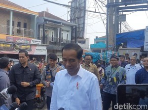 Ekspresi Jokowi Dapat Ucapan Selamat Ulang Tahun Usai Blusukan di Bogor