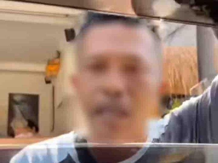 Pria yang mengaku sopir taksi lokal memaksa penumpang taksi online turun dan meminta sejumlah uang di Canggu, Badung. (Tangkapan layar)