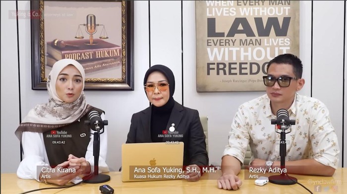 Rezky Aditya didampingi Citra Kirana dan kuasa hukumnya.