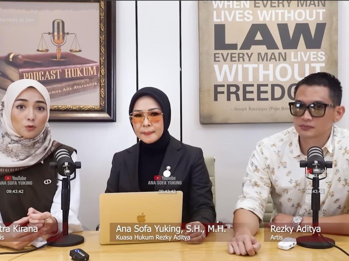 Rezky Aditya didampingi Citra Kirana dan kuasa hukumnya.
