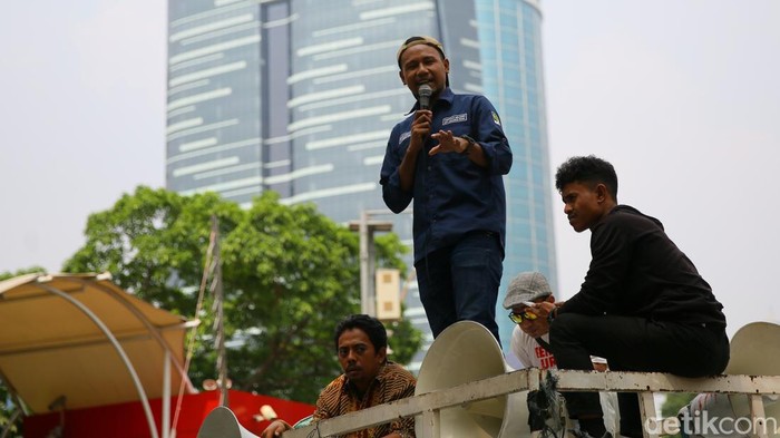 RIB Desak KPK Periksa Pimpinan MA di Kasus Sekretaris MA Sejumlah massa yang tergabung dalam Relawan Indonesia Bersatu melakukan unjuk rasa di Gedung KPK RI, Jakarta, Rabu (21/6/2023). Dalam aksinya mereka meminta KPK mengusut tuntas kasus suap Sekretaris MA dengan memeriksa pimpinan MA.