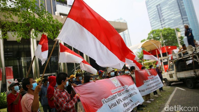 RIB Desak KPK Periksa Pimpinan MA di Kasus Sekretaris MA Sejumlah massa yang tergabung dalam Relawan Indonesia Bersatu melakukan unjuk rasa di Gedung KPK RI, Jakarta, Rabu (21/6/2023). Dalam aksinya mereka meminta KPK mengusut tuntas kasus suap Sekretaris MA dengan memeriksa pimpinan MA.