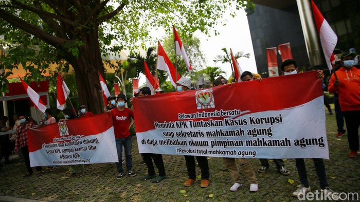 Sejumlah massa yang tergabung dalam Relawan Indonesia Bersatu melakukan unjuk rasa di Gedung KPK RI, Jakarta, Rabu (21/6/2023). Dalam aksinya mereka meminta KPK mengusut tuntas kasus suap Sekretaris MA dengan memeriksa pimpinan MA.