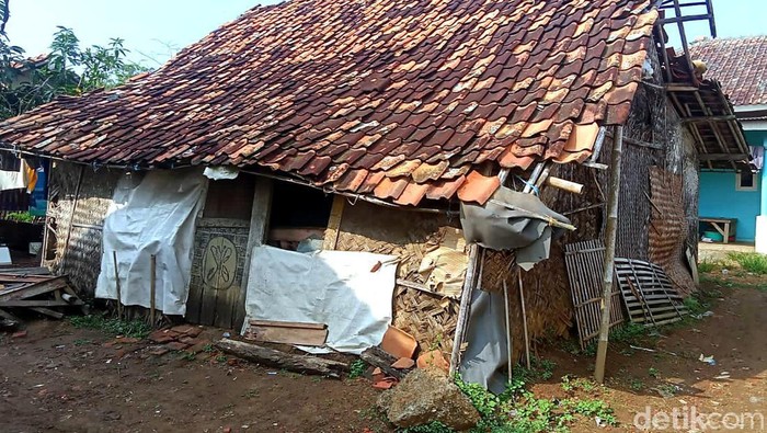 Rumah gubuk reyot tempat tinggal Casem di Karawang